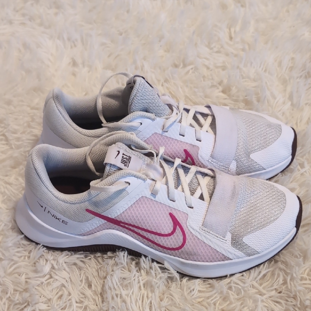 Nike Women's Athletic Shoes in White and Pink